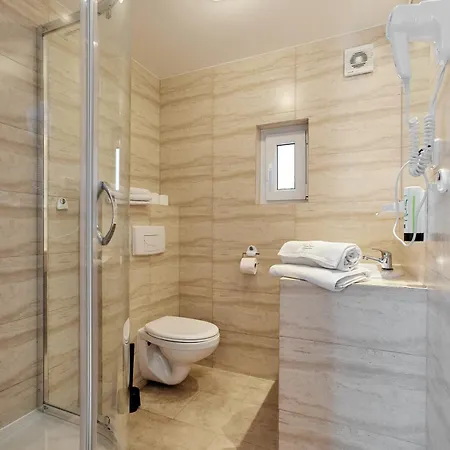 홀리데이파크 Pomerania Z Podgrzewanym Basenem 30 Metrow Do Morza